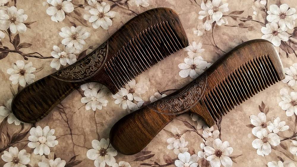 Dřevěné santalové hřebeny se zdobenou rukojetí LARGO